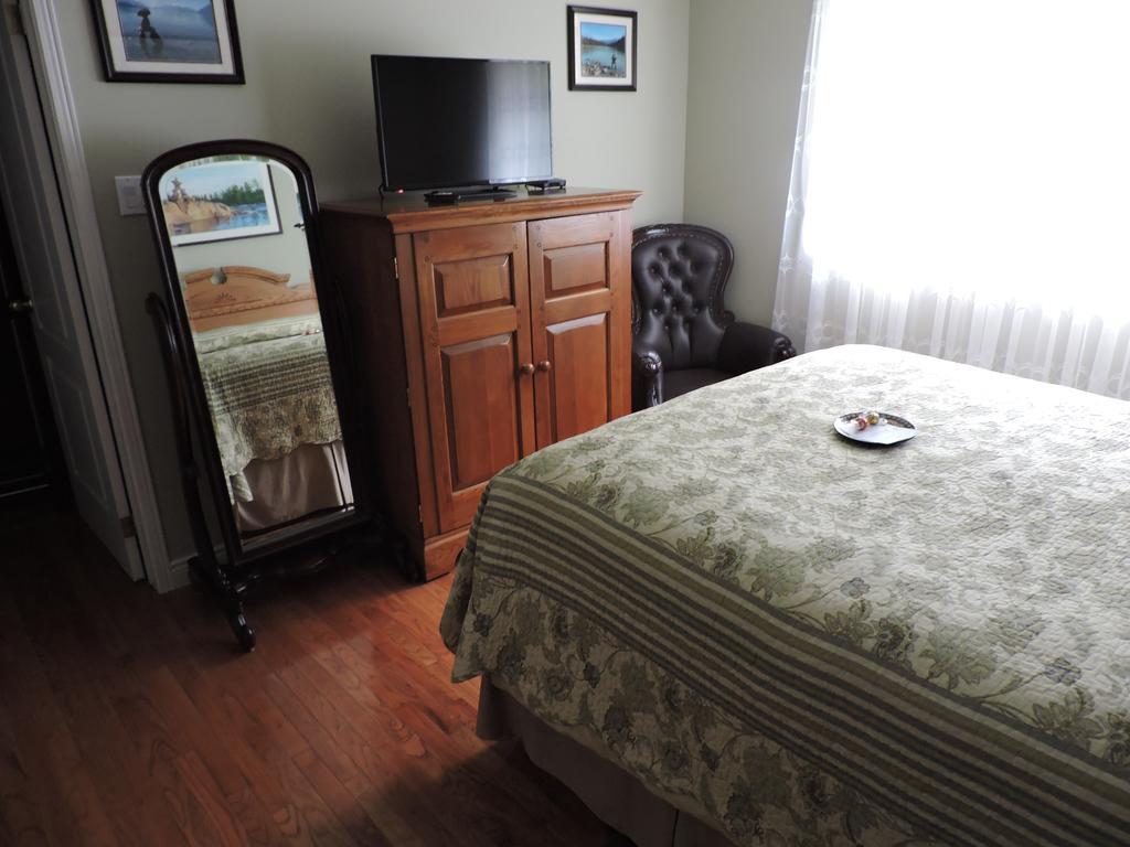 Tucked Inn The Harbour B&B Victoria Harbour Buitenkant foto