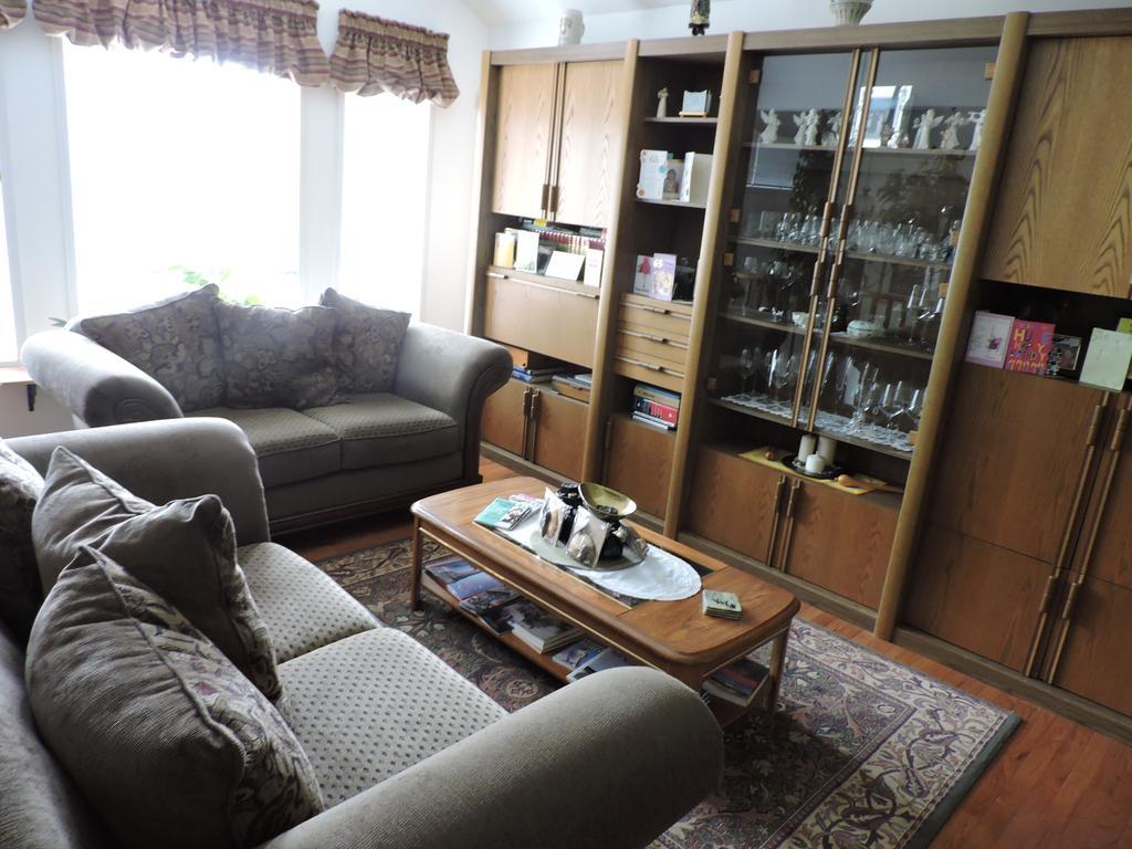Tucked Inn The Harbour B&B Victoria Harbour Buitenkant foto