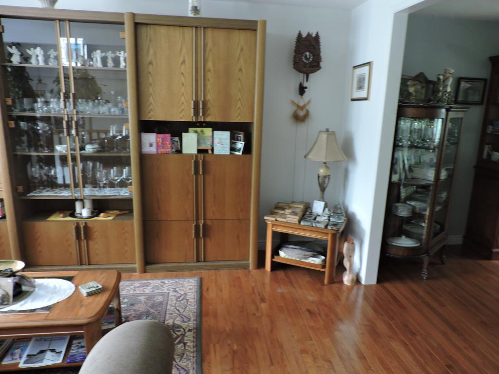 Tucked Inn The Harbour B&B Victoria Harbour Buitenkant foto