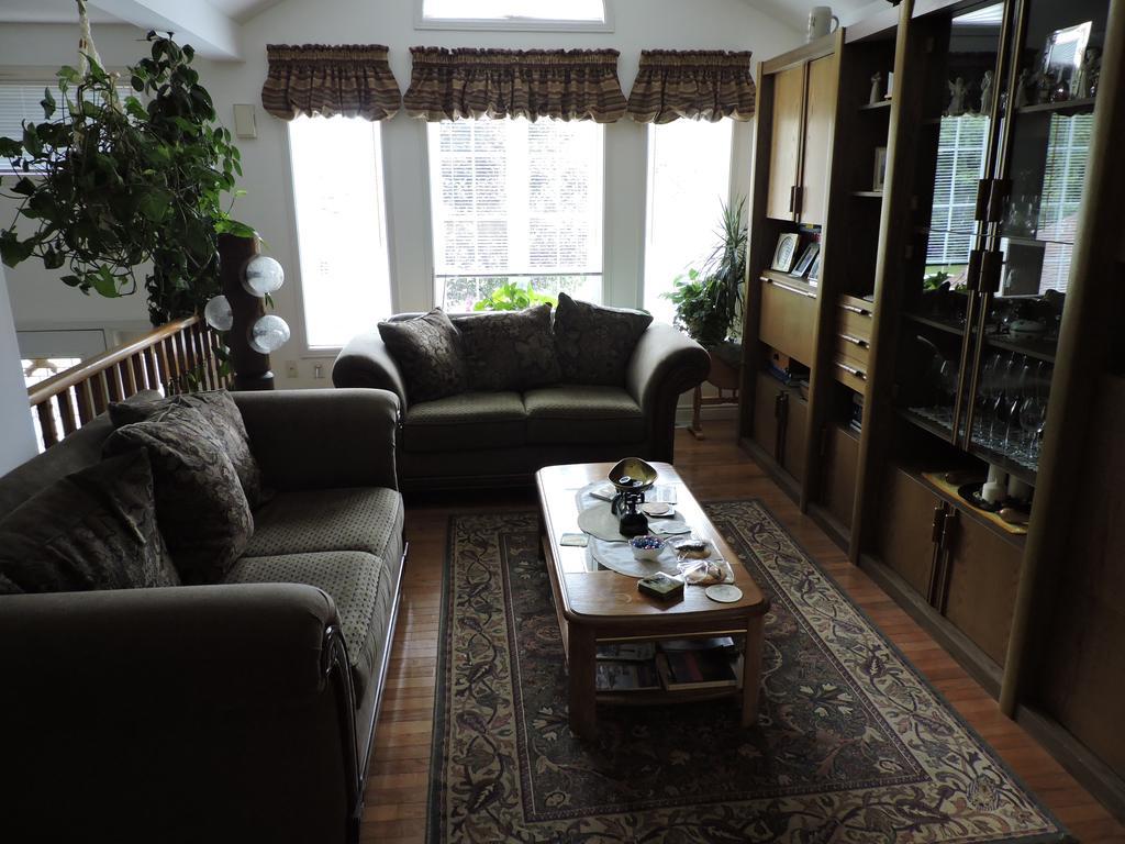 Tucked Inn The Harbour B&B Victoria Harbour Buitenkant foto