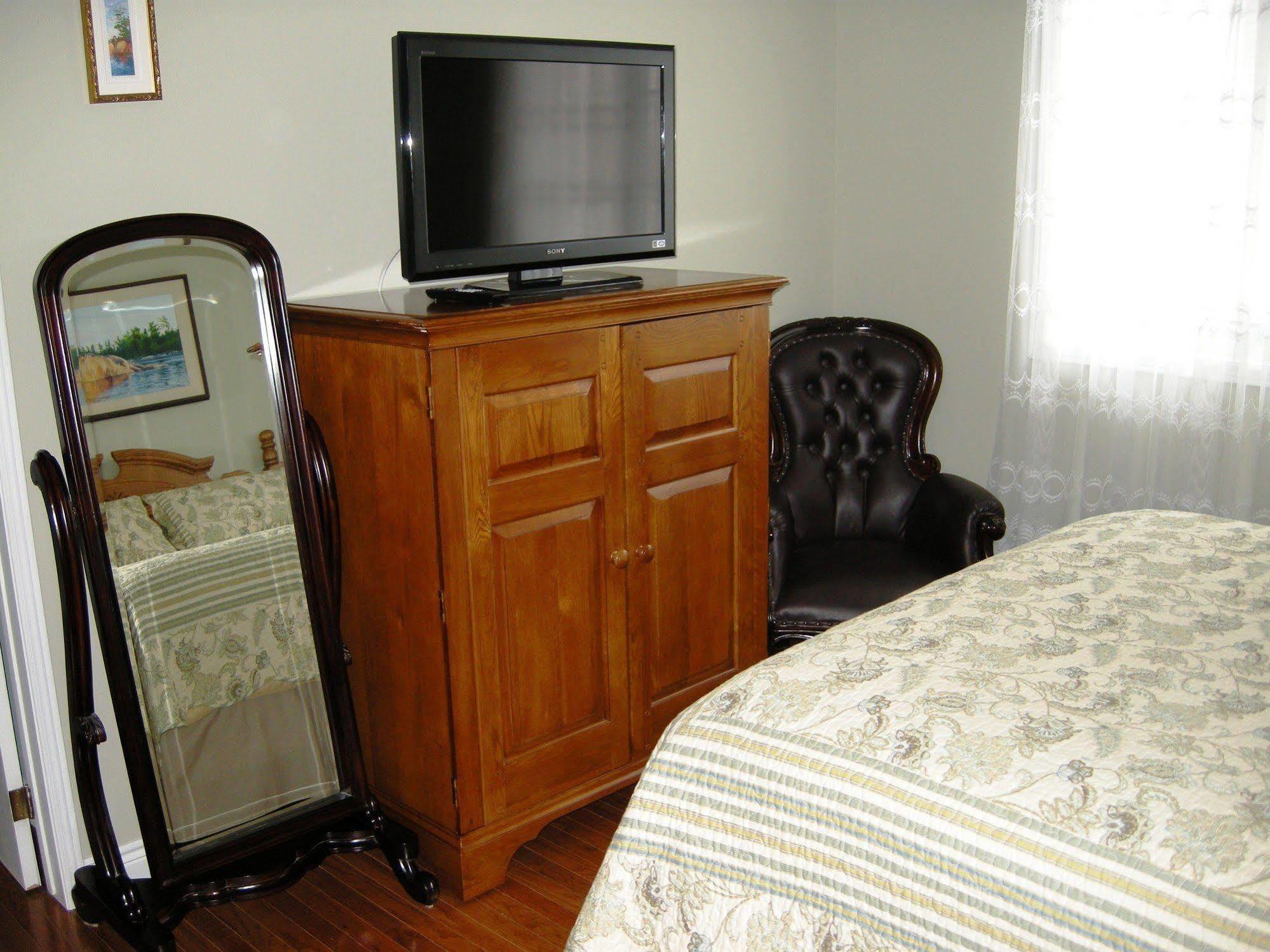 Tucked Inn The Harbour B&B Victoria Harbour Buitenkant foto